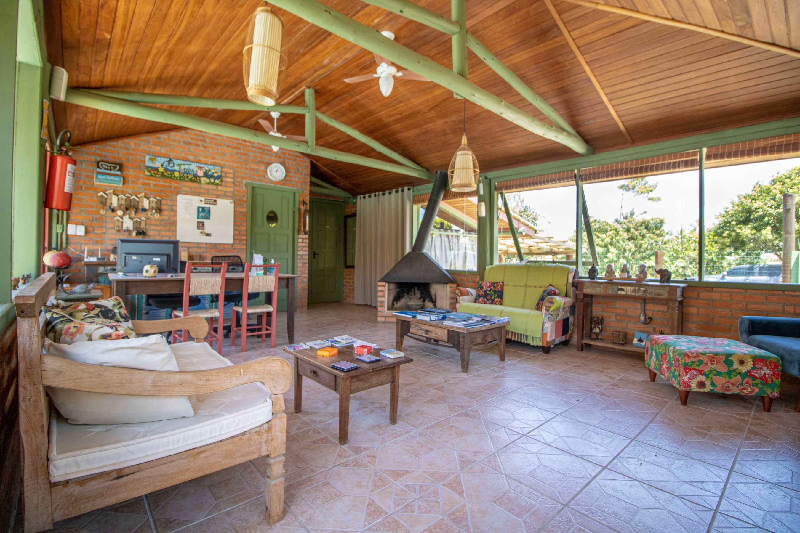 Área comum com lareira e sofás coloridos