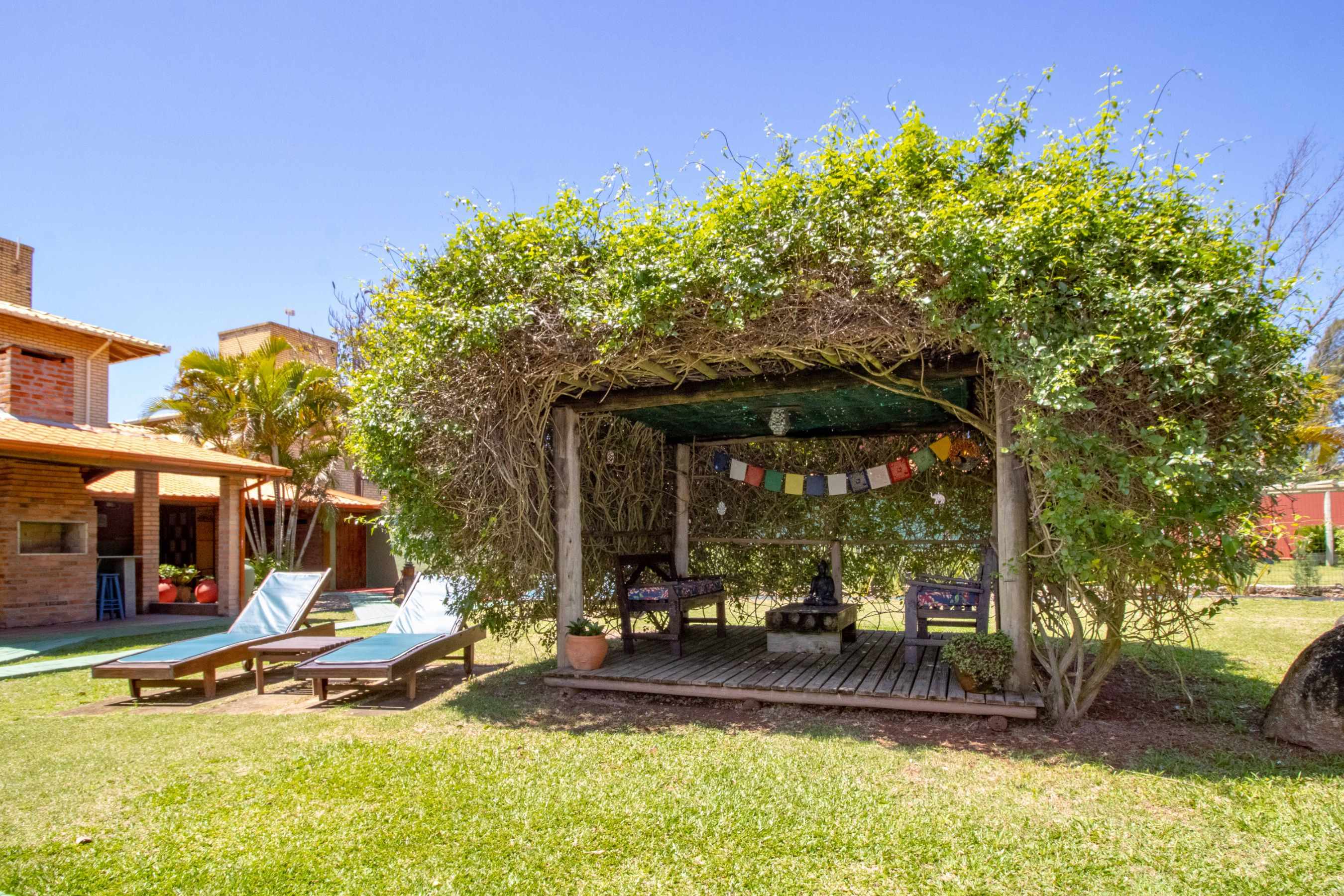 Gazebo natural coberto por plantas