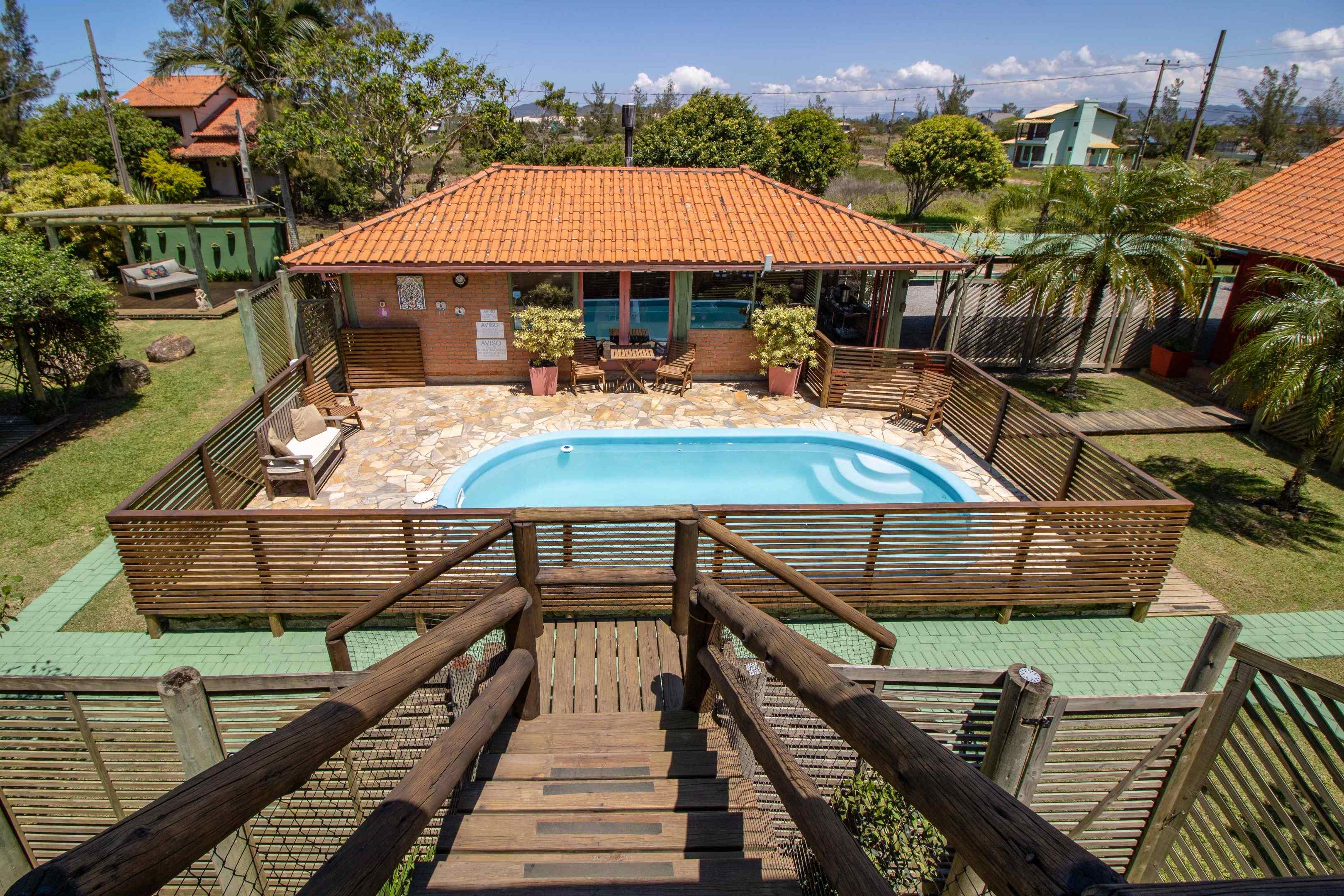 Vista aérea da piscina e pousada