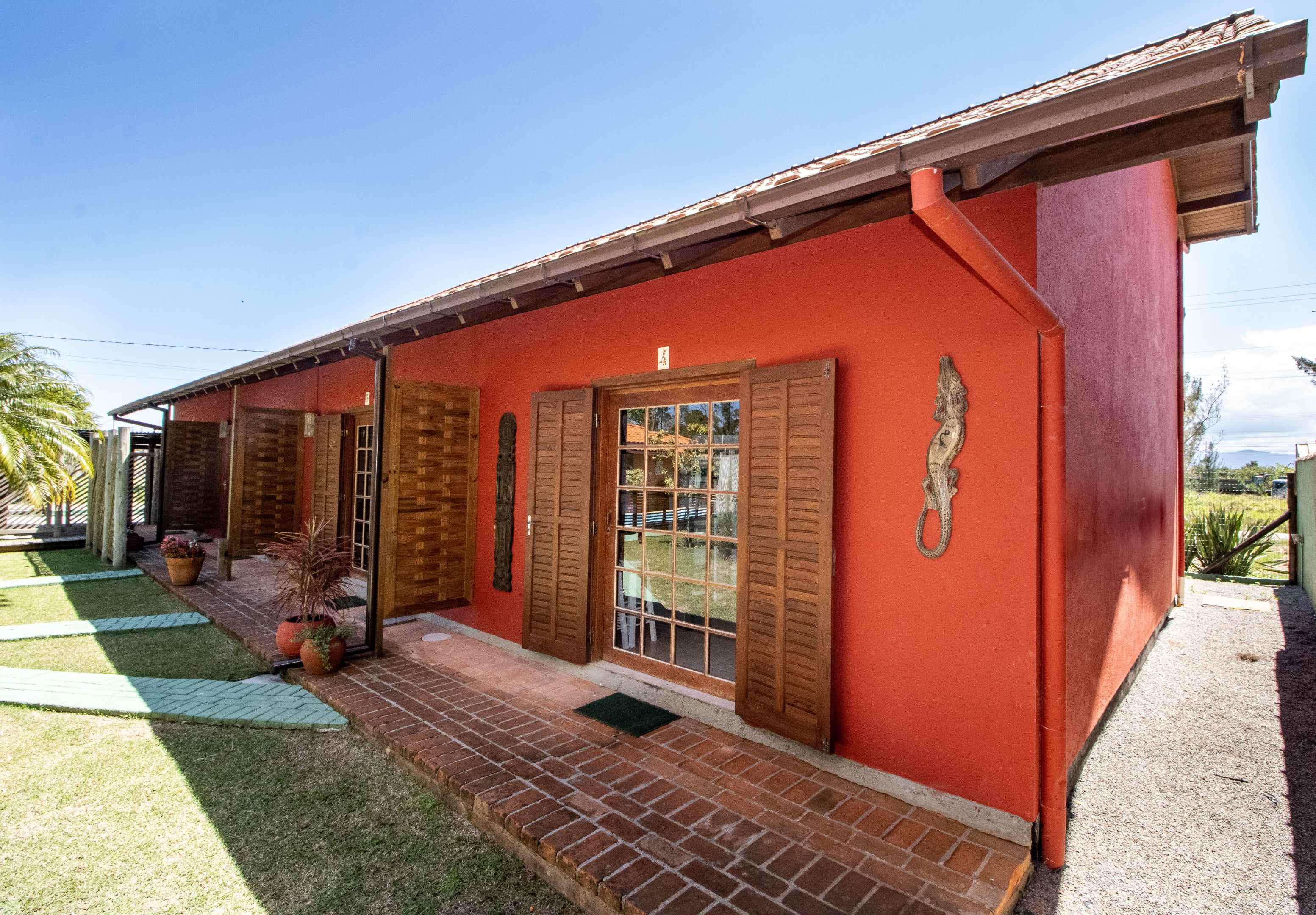 Fachada vermelha com decoração rústica