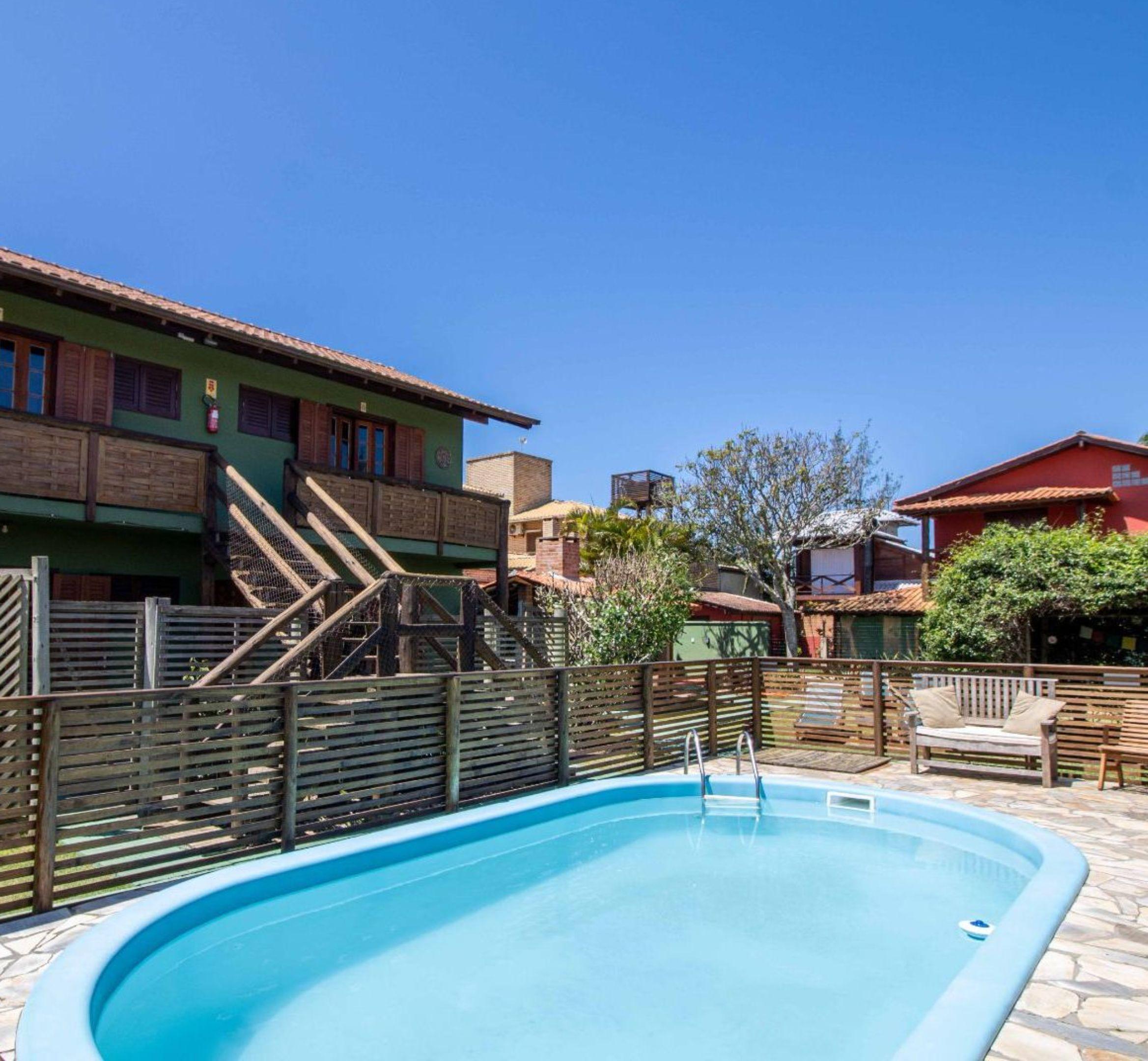 Piscina azul com cerca de madeira