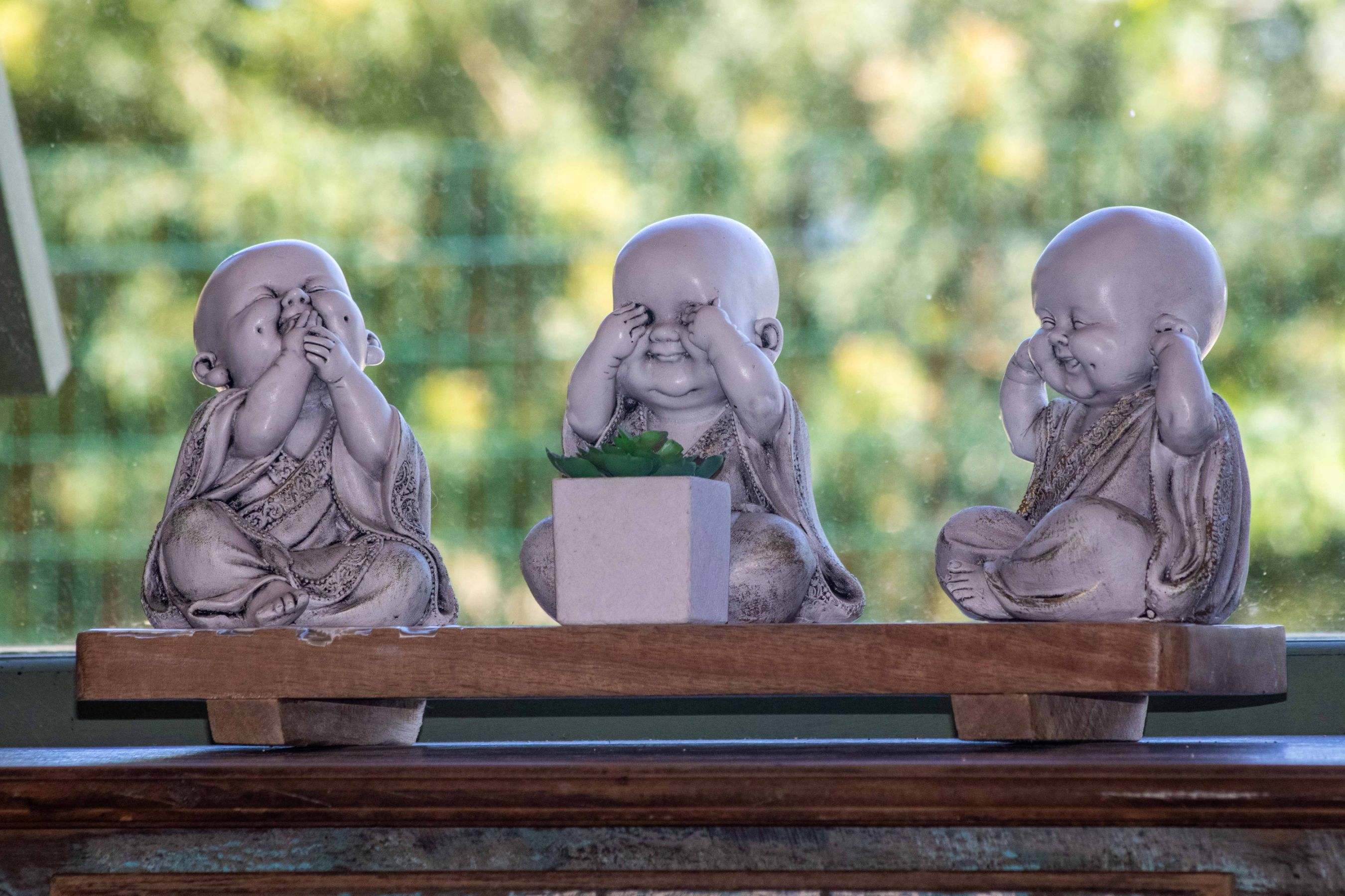 Estátuas decorativas dos três monges