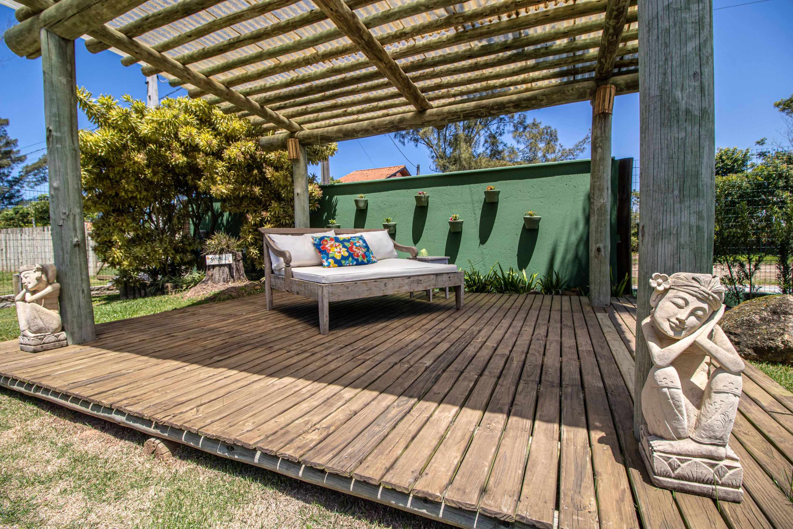 Deck relaxante com pérgola de madeira