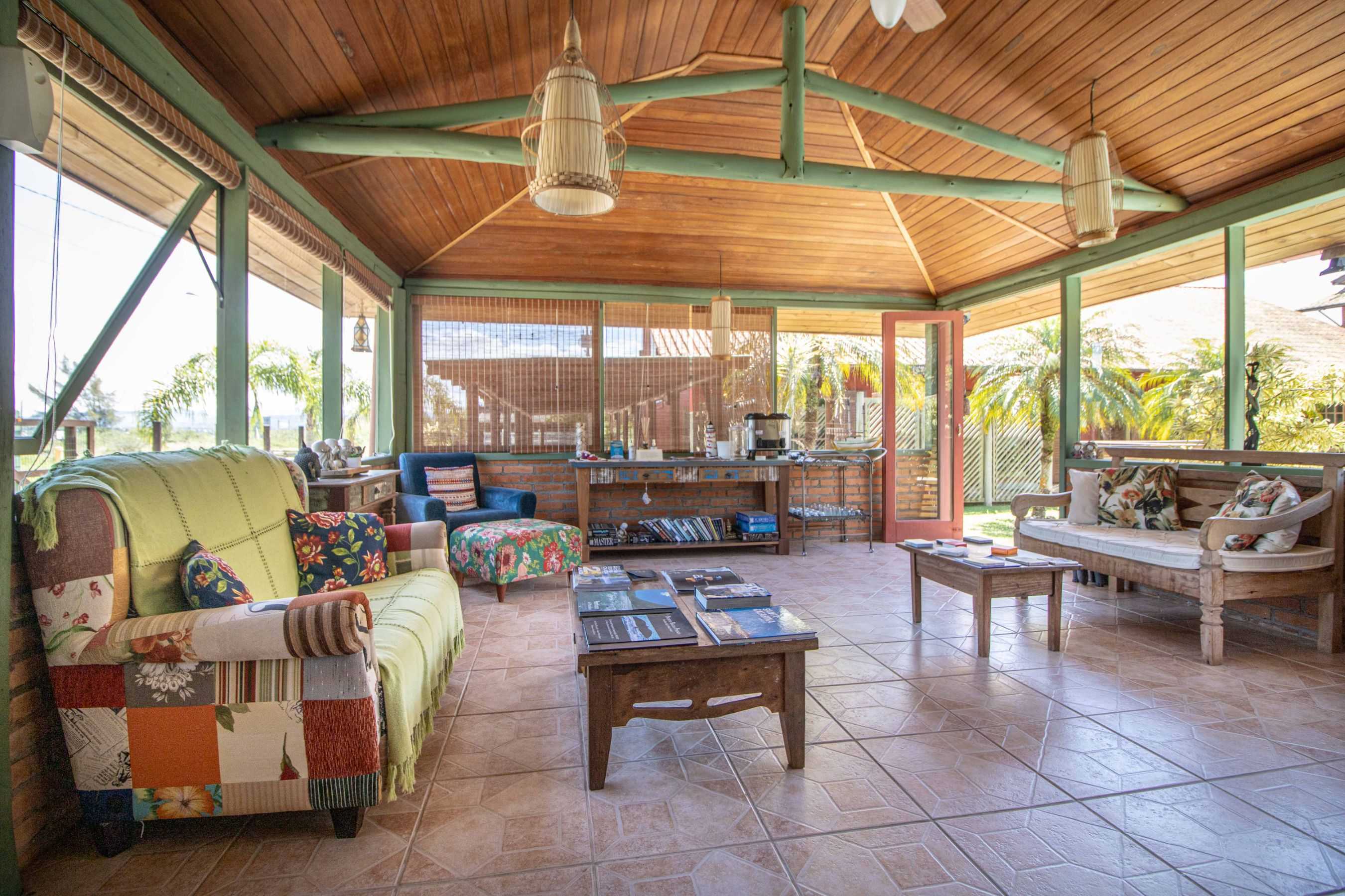 Sala de estar com teto de madeira